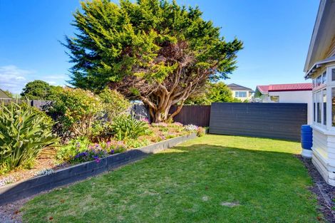 Photo of property in 6 Adrian Grove, Waikanae Beach, Waikanae, 5036