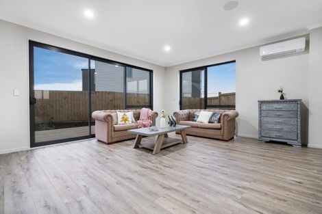 Photo of property in 11 Karokaro Road, Takanini, 2112