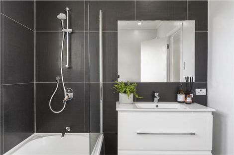 Photo of property in 17b Roseneath Place, Birkdale, Auckland, 0626