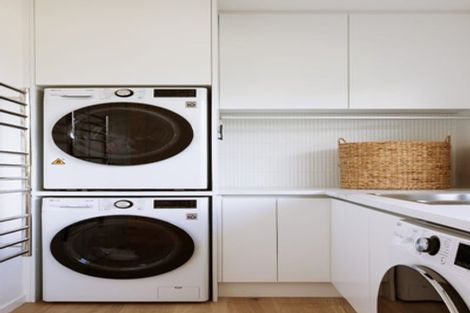 Photo of property in 17 Pitau Road, Mount Maunganui, 3116