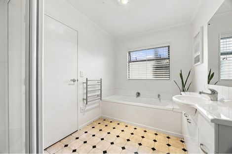 Photo of property in 1/86 Tamatea Road, Taupo, 3330