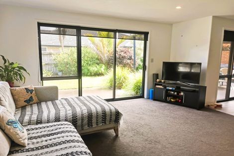 Photo of property in 16 Roto View, One Tree Point, 0118