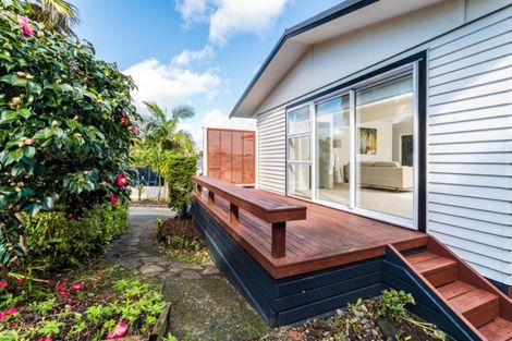 Photo of property in 70 Blakeborough Drive, Forrest Hill, Auckland, 0620
