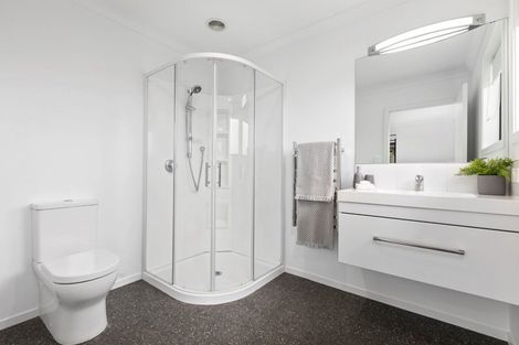 Photo of property in 2 Te Kio Crescent, Papamoa Beach, Papamoa, 3118