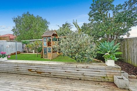 Photo of property in 4 Tiroroa Avenue, Te Atatu South, Auckland, 0610