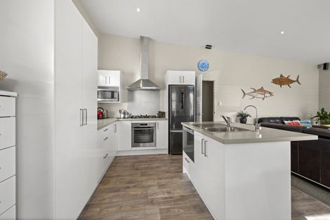 Photo of property in 25 Robertson Street, Raglan, 3225