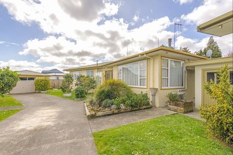 Photo of property in 8 Lowestoft Place, West End, Palmerston North, 4412