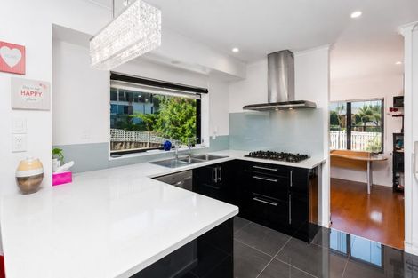 Photo of property in 12 Van Dyke Place, West Harbour, Auckland, 0618