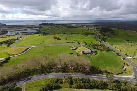 Photo of property in 7 Kaipara Lake Road, South Head, Helensville, 0874