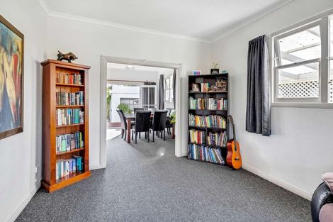 Photo of property in 5 Rangitira Avenue, Palmerston North, 4414
