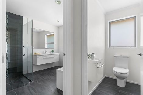 Photo of property in 33 Karoro Road, One Tree Point, 0118