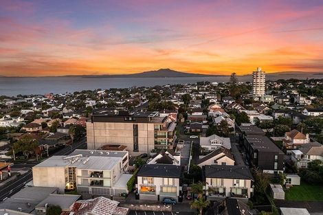 Photo of property in 2f Dodson Avenue, Milford, Auckland, 0620