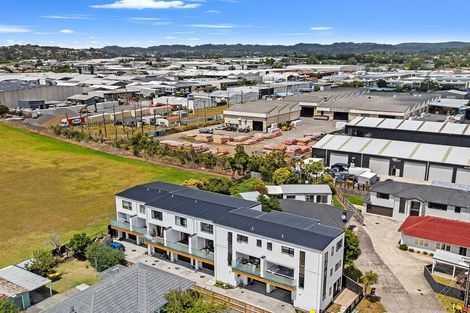 Photo of property in 3/68 Smythe Road, Henderson, Auckland, 0612