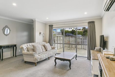 Photo of property in 2 Brindle Way, Newlands, Wellington, 6037