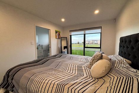 Photo of property in 5 Poutawa Lane, Clarks Beach, 2122