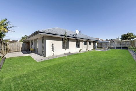 Photo of property in 6 Frank Bunce Grove, Flat Bush, Auckland, 2019