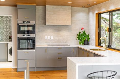 Photo of property in 33 Oak Avenue, Paremata, Porirua, 5024