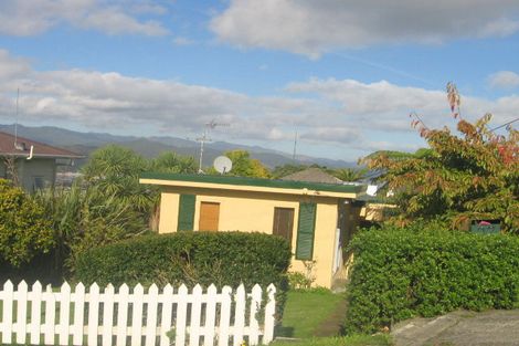 Photo of property in 27 Poto Road, Normandale, Lower Hutt, 5010