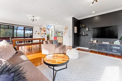 Photo of property in 10 Ballini Rise, West Harbour, Auckland, 0618