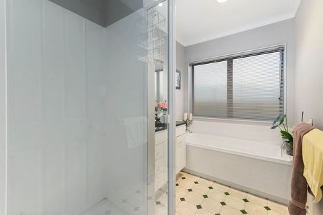 Photo of property in 4 Mccahon Drive, Pukehangi, Rotorua, 3015