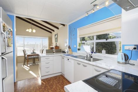 Photo of property in 28 Riversdale Drive, Merrilands, New Plymouth, 4312