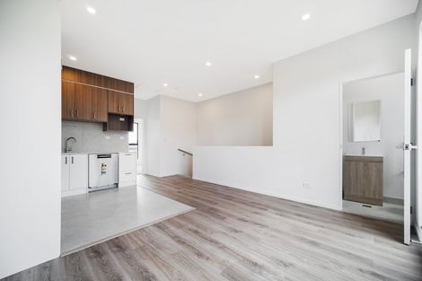 Photo of property in 5/233 Great North Road, Henderson, Auckland, 0612