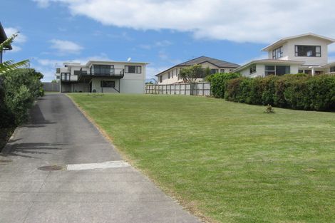 Photo of property in 17a Tindalls Bay Road, Tindalls Beach, Whangaparaoa, 0930