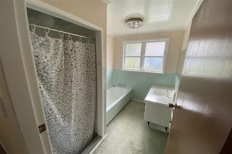 Photo of property in 16 Moeraki Road, Maoribank, Upper Hutt, 5018