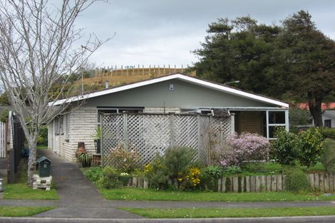 Photo of property in 2 Cedar Place, Westown, New Plymouth, 4310