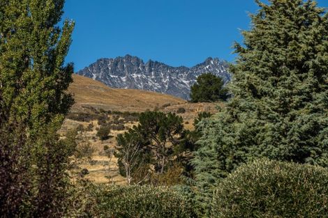 Photo of property in 17 Milward Place, Kelvin Heights, Queenstown, 9300