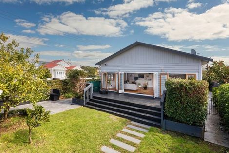 Photo of property in 39 Renfrew Avenue, Sandringham, Auckland, 1041