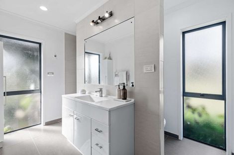 Photo of property in 8 Millbrook Drive, Waiuku, 2683