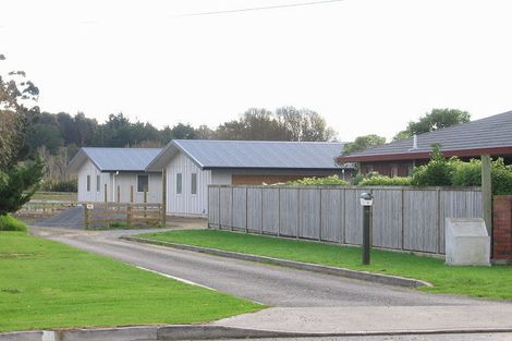 Photo of property in 8 Greenaway Road, Waikanae, 5036