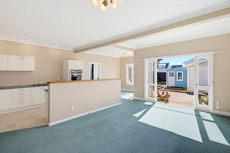 Photo of property in 6 Adrian Grove, Waikanae Beach, Waikanae, 5036