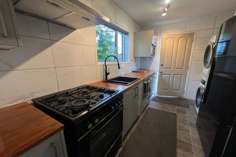 Photo of property in 4/305 Great North Road, Henderson, Auckland, 0612
