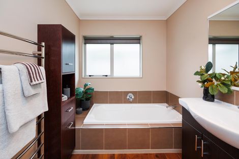 Photo of property in 27 Johnstone Drive, Fitzherbert, Palmerston North, 4410