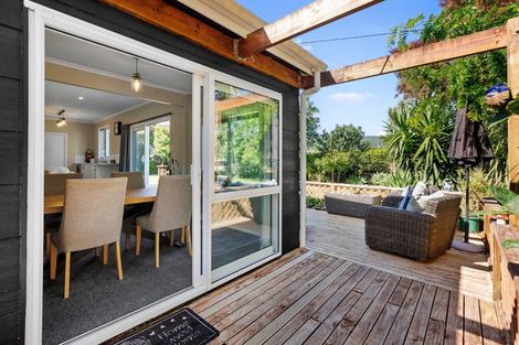 Photo of property in 33 Donnelly Street, Oakura, 4314