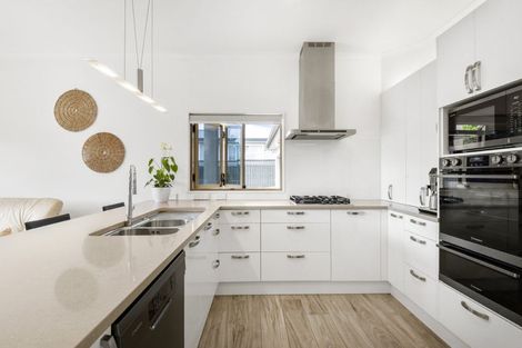 Photo of property in 8 Stonedge Lane, Rosedale, Auckland, 0632