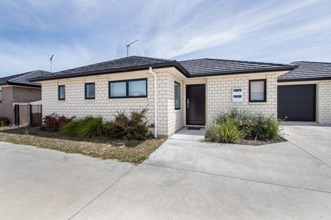 Photo of property in 2/9 Heath Street, Saint Andrews, Hamilton, 3200