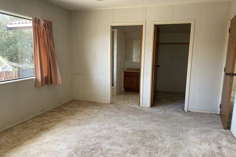 Photo of property in 227 Edmonton Road, Te Atatu South, Auckland, 0610