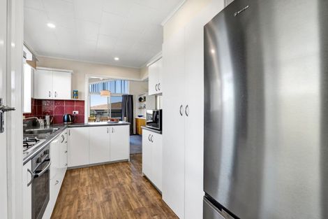 Photo of property in 15 Leon Place, Waitara, 4320