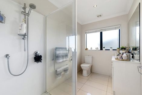 Photo of property in 25 Trotting Terrace, Fairview Heights, Auckland, 0632