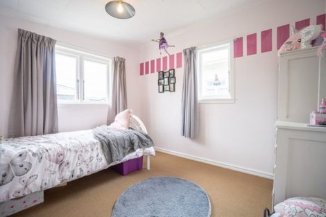 Photo of property in 19 Kingswood Street, Takaro, Palmerston North, 4412