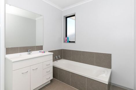 Photo of property in 12 Ruske Place, Grandview Heights, Hamilton, 3200