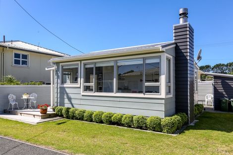Photo of property in 90 Seventh Avenue, Urenui, 4377