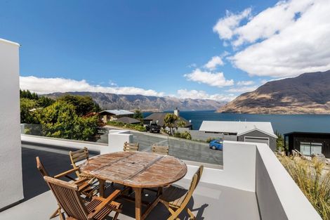 Photo of property in 72 Wynyard Crescent, Fernhill, Queenstown, 9300