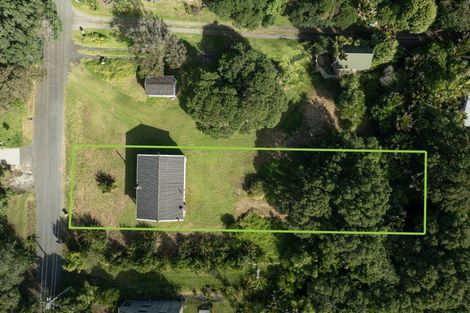 Photo of property in 118 Garden Road, Piha, New Lynn, 0772