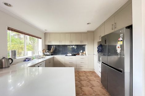 Photo of property in 28 Bluebird Crescent, Unsworth Heights, Auckland, 0632