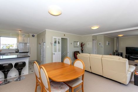 Photo of property in 2/498 Devon Street East, Strandon, New Plymouth, 4312