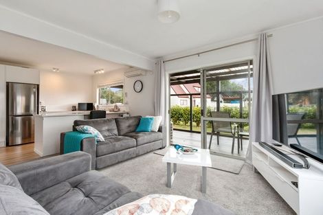 Photo of property in 13 Caspian Close, New Lynn, Auckland, 0600
